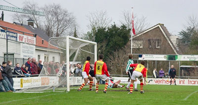 Marcel Visscher tikt de 2-1 binnen (Foto Helmich Lubberts)